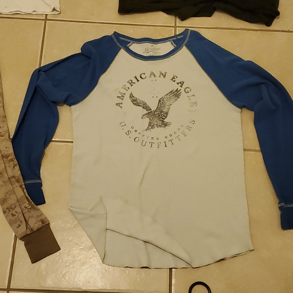 Two Large T-shirts, one American Eagle White and Gray and Black and White Cali - Picture 4 of 6